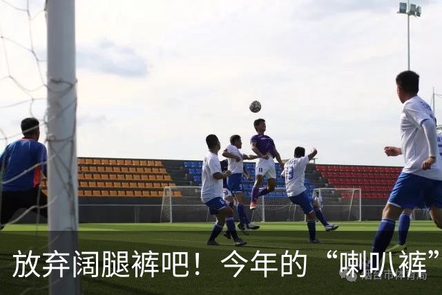 放弃阔腿裤吧！今年的“喇叭裤”又火了，这样穿时髦高级，太美了